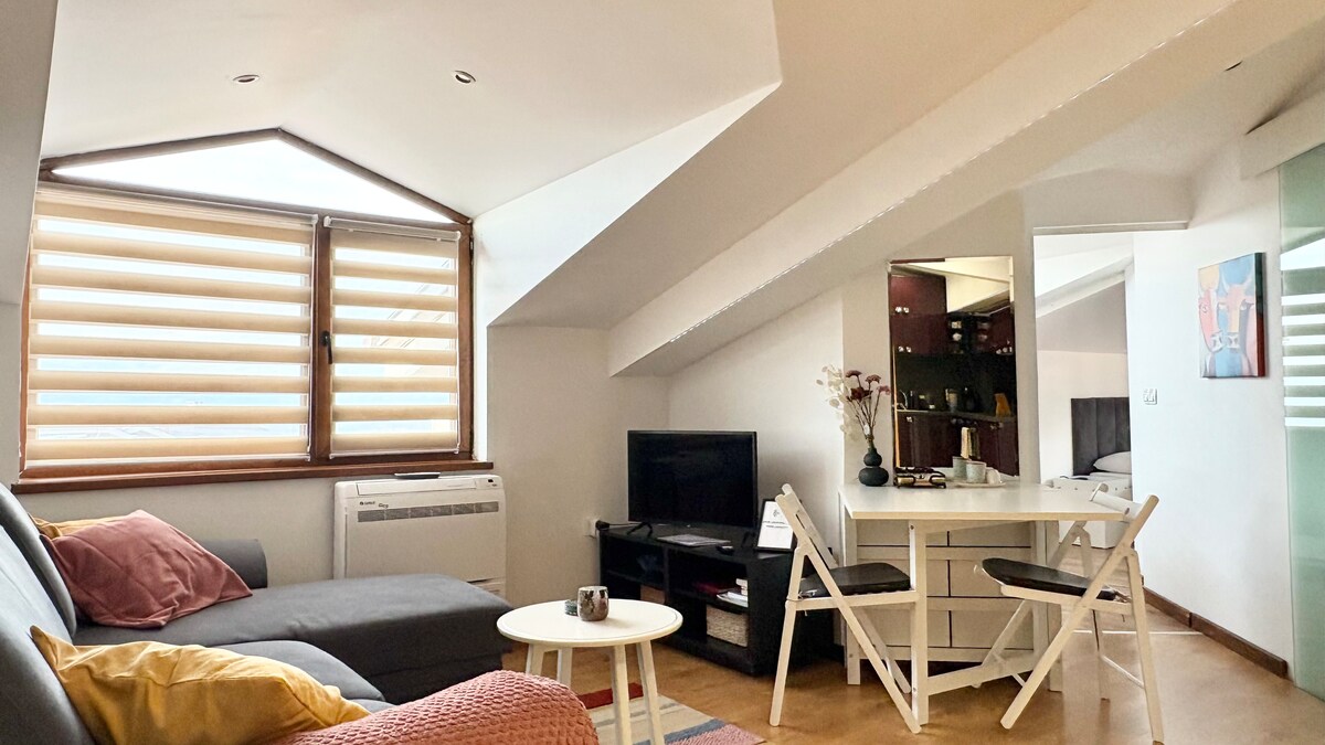 Modern 2-bedroom apt/flat - 8-9 min walk to lift — снимка 4