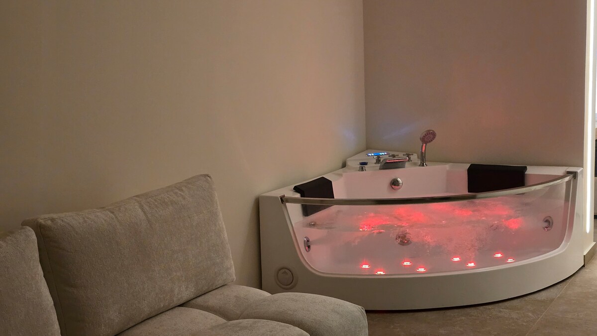 Artemis Suite Romantic Jacuzzi Retreat Private — снимка 3