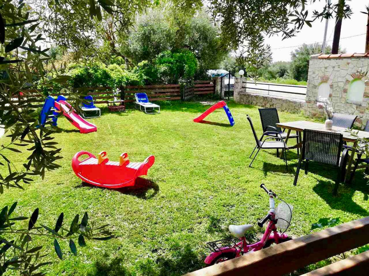Cozy Villa with Private Yard near the Beach! — снимка 3