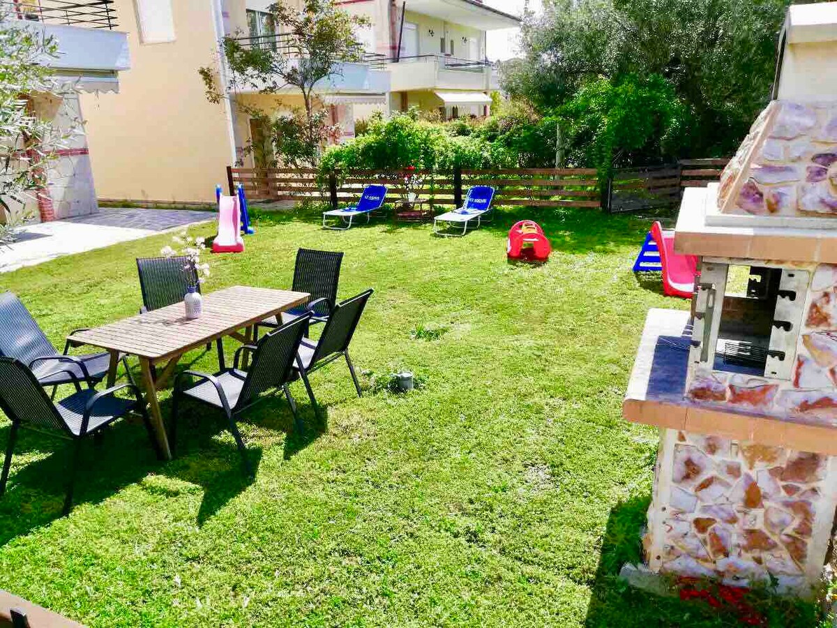 Cozy Villa with Private Yard near the Beach! — снимка 4